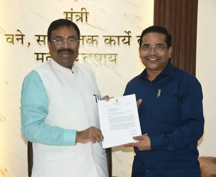 AbhiPawarBJP's tweet photo. आज राज्याचे वने, सांस्कृतिक कार्ये व मत्स्यव्यवसाय मंत्री मा श्री @SMungantiwar जी यांची भेट घेऊन महाराष्ट्र वन विभागाच्या ACF आणि RFO संवर्गाच्या रिक्त पदांचे सुधारित मागणीपत्र महाराष्ट्र लोकसेवा आयोगाला पाठविण्याची विनंती त्यांना केली. https://t.co/XWmib1foTX