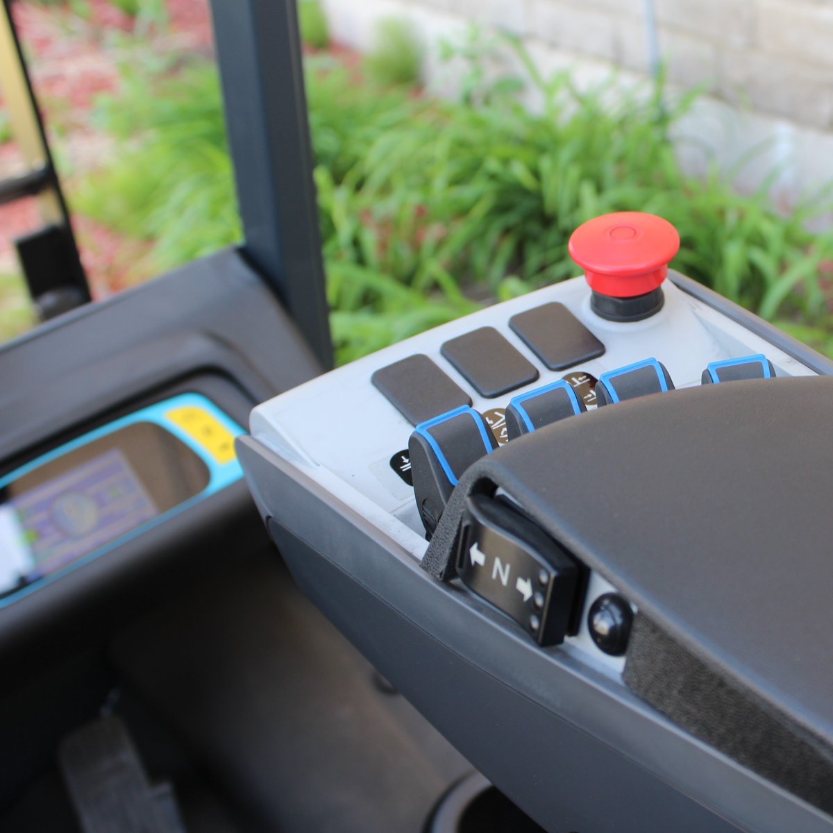 Les leviers ergonomiques et multifonctionnels permettent une utilisation rapide et facile des chariots élévateurs BYD dans un maximum de confort pour l'opérateur. 

#ChariotsGCS #lift #forklift #warehousing #entrepot #operation #industriel #ElectricVehicles