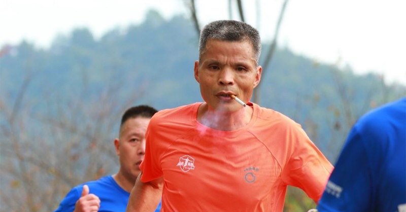 CBSSports's tweet photo. A runner that goes by the nickname "Uncle Chen" ran a marathon in under 3.5 hours while smoking cigarettes 😮