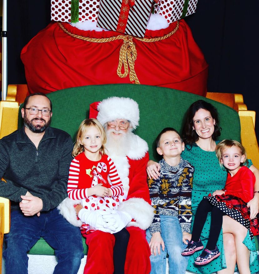 Spruce up your holiday cards this year with a family Santa photo. 🎅 Save time and pre-book your reservation today at bit.ly/3DvE3BU

📸: ginnypaxkrosel