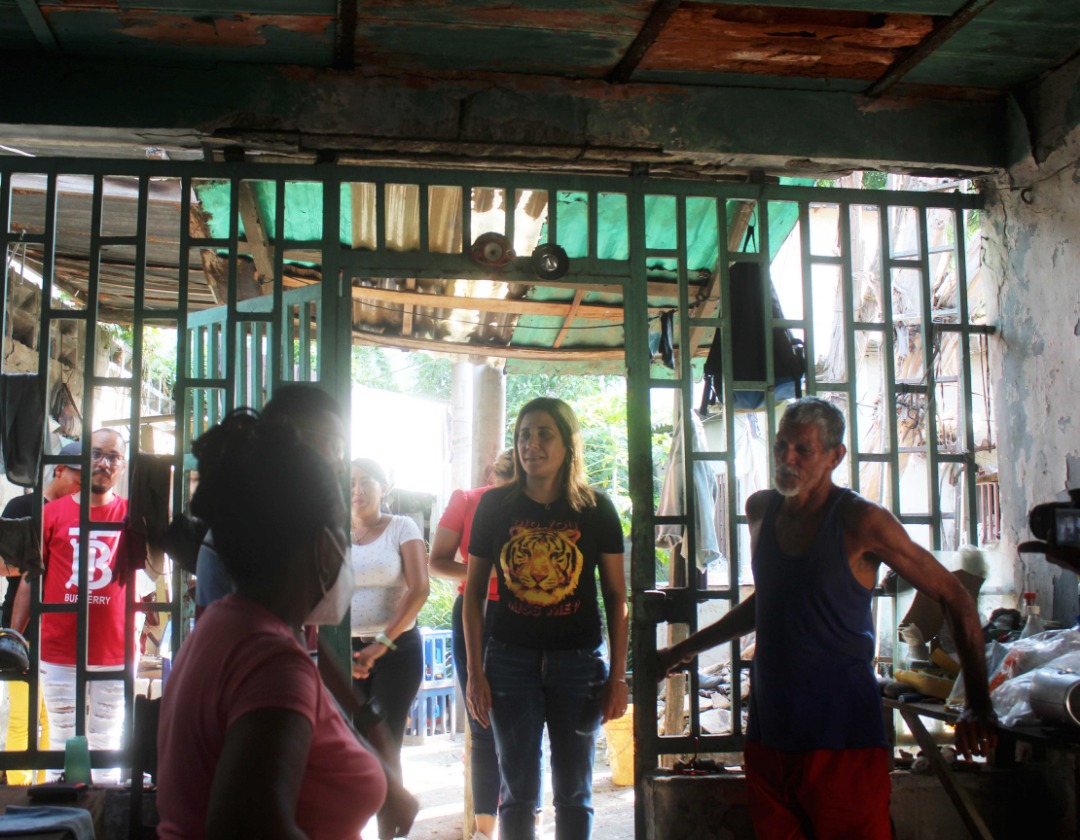 La Primera Combatiente <a href="/MaDanielaDiaz31/">Maria Daniela de Betancourt</a> continúa entregando techos, con la intención de mejorar la condición de las viviendas de las familias porteñas beneficiadas. Las entregas se realizaron en la Calle 23 y Sucre del sector El Milagro, y en la calle 26 de la Urb. La Sorpresa.