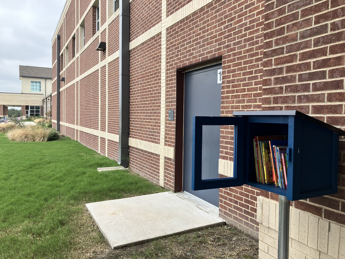 mk_marston's tweet photo. Hey #HammFam be sure to check out the little free library outside the @hammelem gym! Perfect way to keep reading over Thanksgiving break! 💙📚#ItStartsHereRISD https://t.co/fTn6y9Kwum