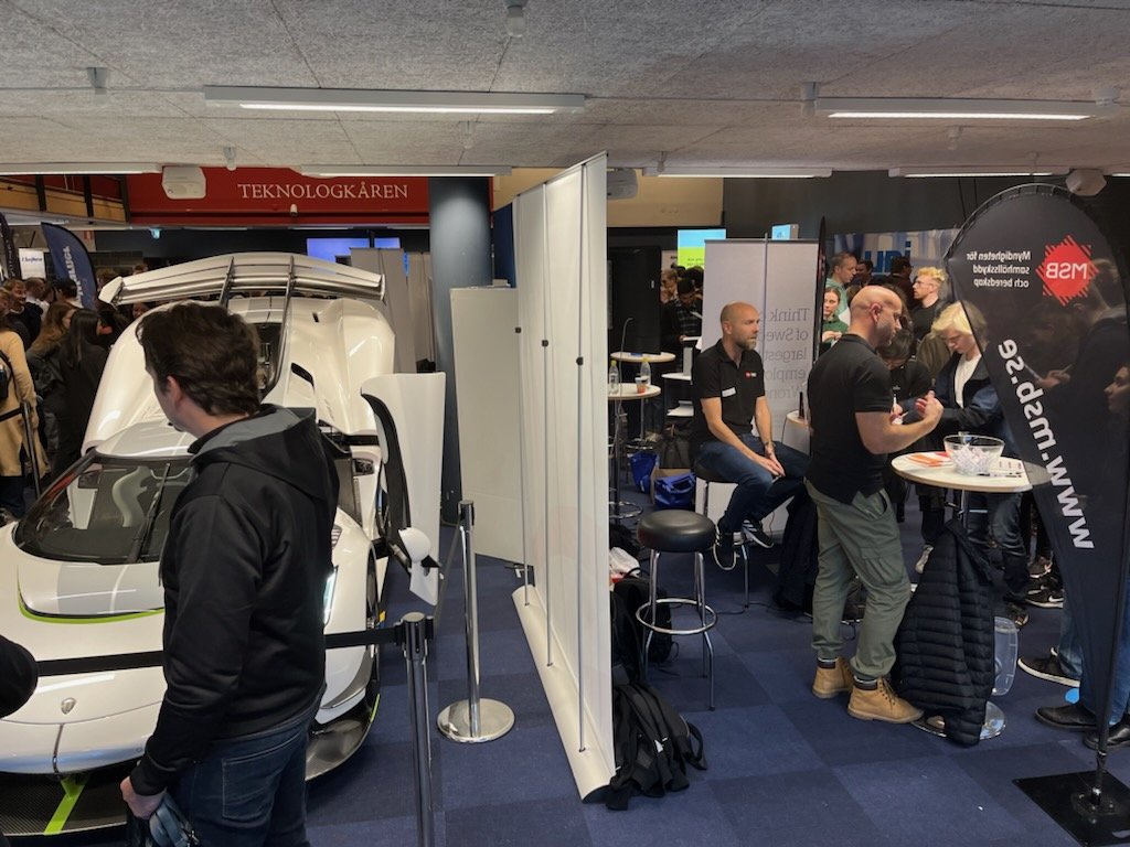 247sandra's tweet photo. Ev något utmanande för statlig mynd hamna montern bredvid Koenigsegg i kampen om studenterna.. 😂 Men hade minsann stundtals fler besökare hos oss! 🎉😎 #MSB #Koenigsegg #arkad #LTH https://t.co/ZELiBvrdK1
