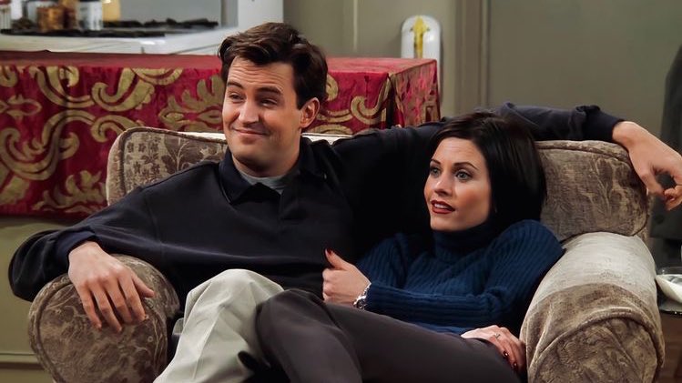 wdwruffalo's tweet photo. monica and chandler sharing a chair <3 https://t.co/dcFsdKtmzZ