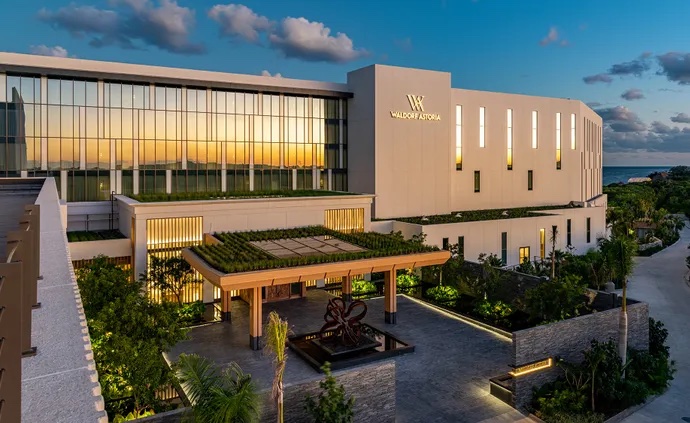 The @WaldorfAstoria has opened its 1st resort in the Mexican Caribbean adjacent to the @HiltonHotels Cancun. The hotel has 173 rooms, 5 restaurants & bars, and a 40,000-sq ft spa. #hotels #hospitality #construction #hotelnews #hospitalynews #hotelinsights bit.ly/3X5t5fm