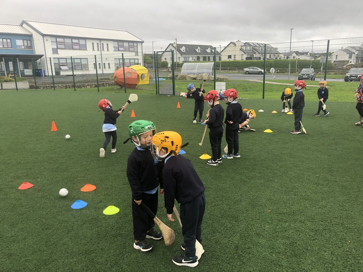 CGaelacha's tweet photo. 🏒🤼‍♂️ Na naíonáin ag obair go crua..... Scoil na bhForbacha! 👏😁 
@ConnachtGAA @CoachingGalway @Galway_CoachEd @GalwayCamogie96 @Iomaint_BnaF @Galway_GAA @officialgaa https://t.co/1D5UChkKSc