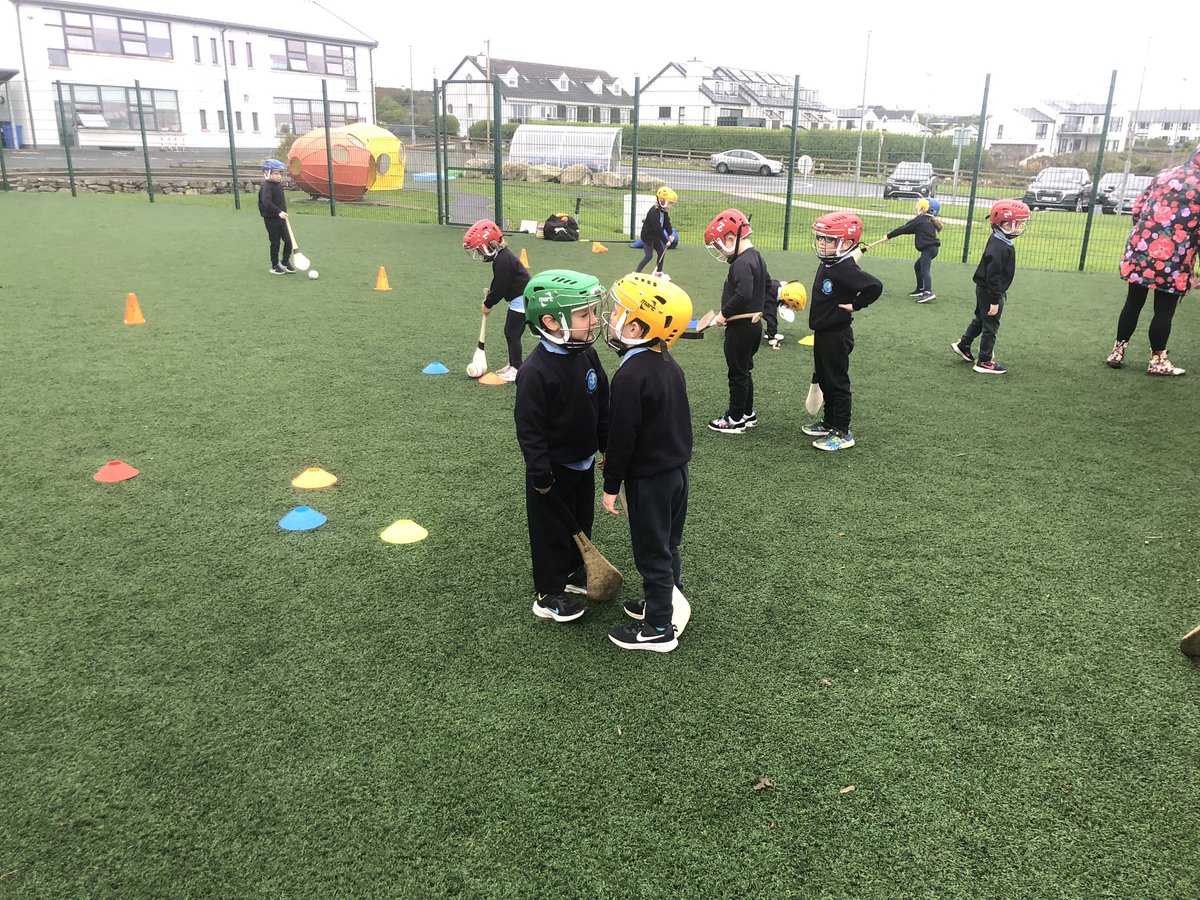 CGaelacha's tweet photo. 🏒🤼‍♂️ Na naíonáin ag obair go crua..... Scoil na bhForbacha! 👏😁 
@ConnachtGAA @CoachingGalway @Galway_CoachEd @GalwayCamogie96 @Iomaint_BnaF @Galway_GAA @officialgaa https://t.co/1D5UChkKSc