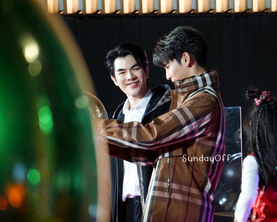 Golf_rara's tweet photo. 1800รูป เห็นภาพนี้คือจบแล้วติ่งแบบฉันสมองไหลไปกองกับพื้นฟุตบาทข้างตามแล้ว 😭💚💛 ตายตาพี่มายยย หนูไม่ไหวแล้ววว
@milephakphum #apocolleagues #Nnattawin #CentralEmbassy #FlotingHappiness #CentralEmbassyXMileApo https://t.co/opSpSq8DL8