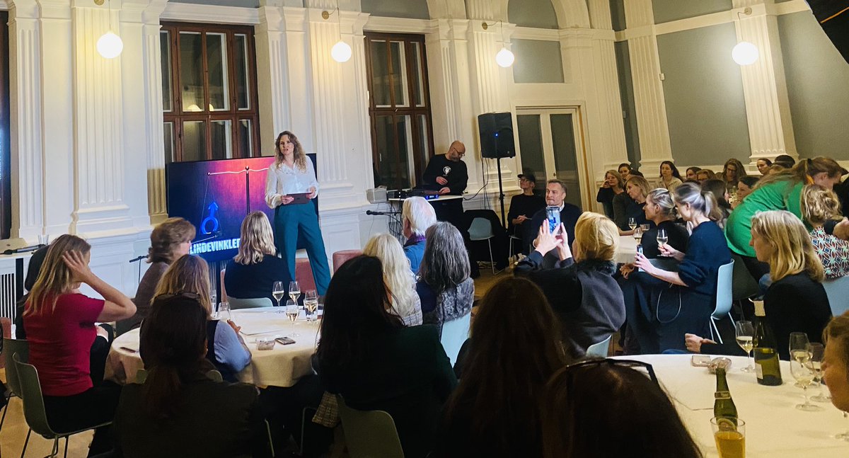 LotteThor's tweet photo. Vi er i gang på Klub hvor der tankes op om #blindevinkler initiativ af @christianevejlo til møde om et af tidens vigtigste områder nemlig kønsbias. Det er ufattelige historier fakta og data vi hører om. @BirgitteBaad https://t.co/PZrQTumTE0