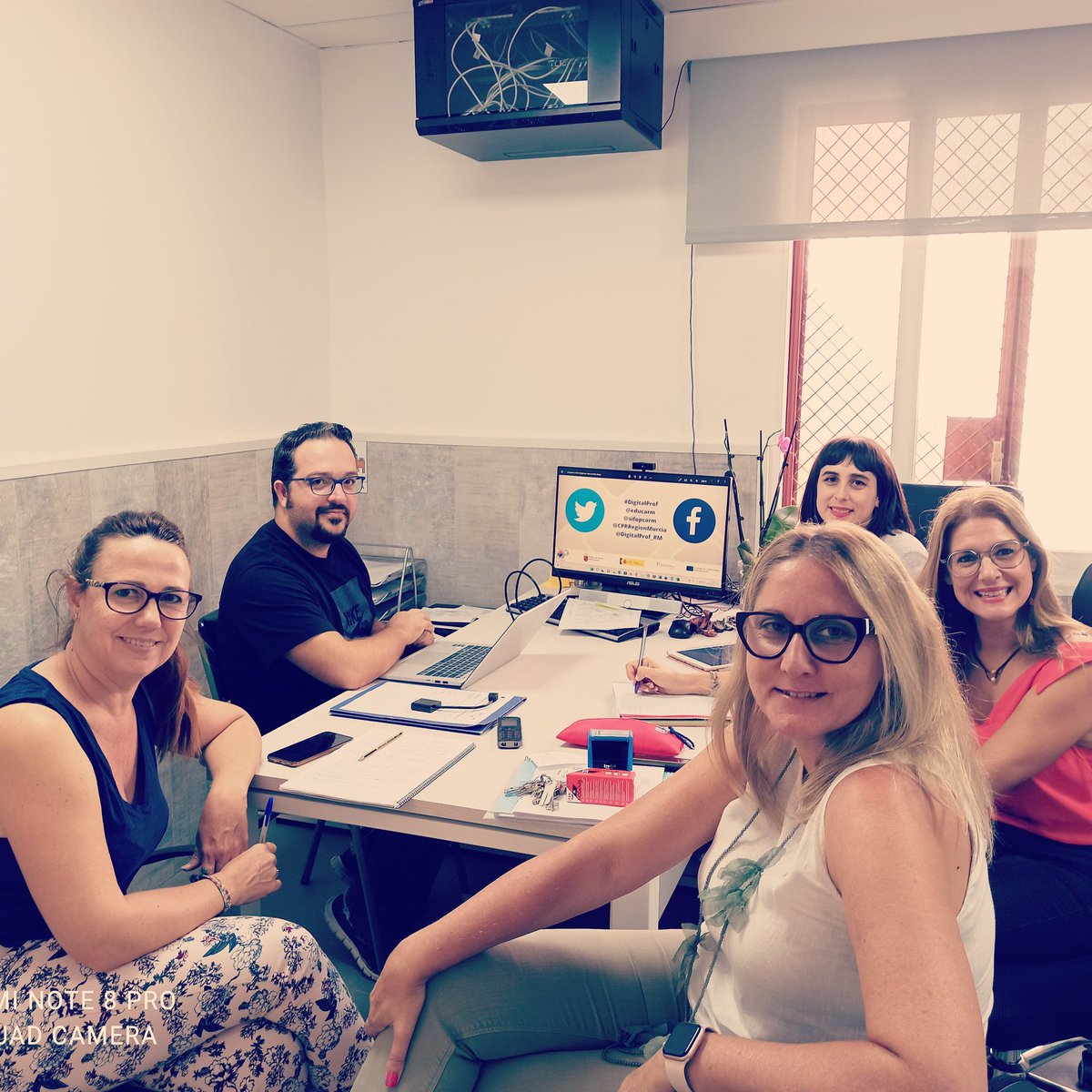 ceelasboqueras's tweet photo. Hola a tod@s! 👋El Plan Digital ha llegado a Boqueras! 🖥️⌨️Esta es una de las sesiones donde se ha reunido el equipo dinamizador para elaborar un Plan Digital adaptado a las necesidades de todo nuestro alumnado #DigitalProf @educarm @sifopcarm @CPRRegionMurcia @DigitalProf_RM https://t.co/gdL7H0PoNh