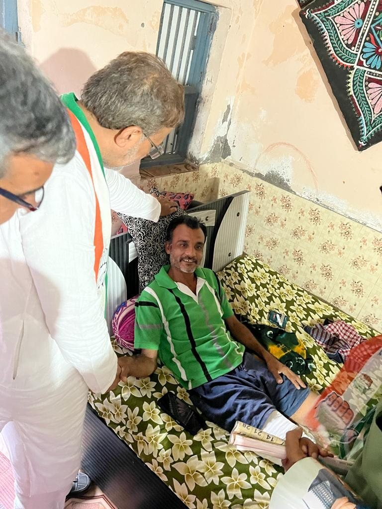 arjunmodhwadia's tweet photo. पोरबंदर के कडीया प्लोट में डोर टू डोर लोगों से मुलाकात कर सहयोग की अपील की। शहरी क्षेत्रों में रोजगार की समस्या दूर करने के लिए "मनरेगा" जैसी योजना शहरी क्षेत्रों में लागू करने का संकल्प क्या है, जीस का स्वागत करते हुए लोगों ने कांग्रेस के साथ खड़े रहने का निश्चय कर चुके है। https://t.co/uurNCAZnUa