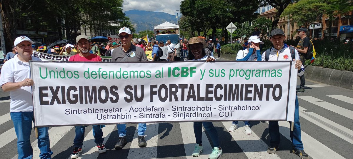 sintrabienesta3's tweet photo. La crisis del @ICBFColombia no da espera @ConchaBaracaldo, en la movilización estamos exigiendo cumplimiento de los acuerdos colectivos: Ampliación de planta, no + sobre carga laboral, mejoramiento salarial y personas idóneas en la dirección del @ICBFColombia ✊ https://t.co/rXR0tVTOCr