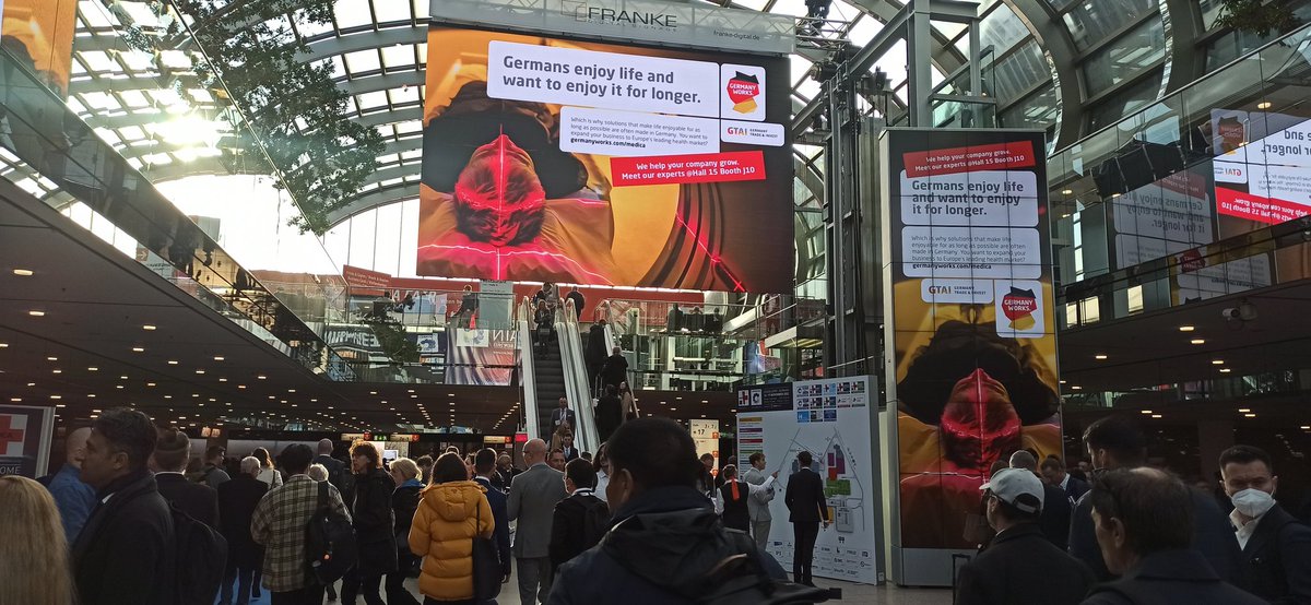 Empujones en los metros y autobuses, los bares de la feria repartiendo salchichas y cerveza a discreción, apretones de manos, reuniones, caminatas interminables por los pabellones......Hemos vuelto a #Medica y eso es una gran noticia!! 

#Dusseldorf #Medicaldevice