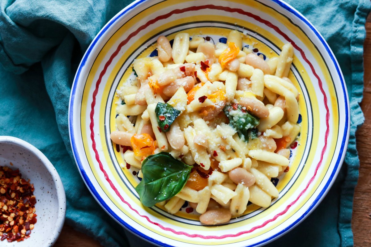 A new pasta with beans recipe just out from our friends @sugarlovespices!

Cavatelli pasta with Cannellini beans and tomatoes is a lovely dish with loads of flavor and nutrition. 

Get the recipe: bit.ly/cavatellipasta

#LoveCDNBeans #betterwithbeans #ontariobeans