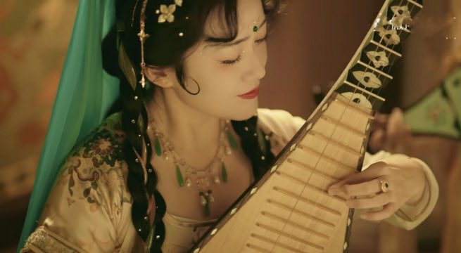 China_Hour's tweet photo. Standing between traditions of the past and modern times, young Chinese pipa performer and music producer Liu Qingyao insists on creating original works to present Chinese culture in a form of drama. https://t.co/ZmEScLiR7W https://t.co/2rdIPpHUxv