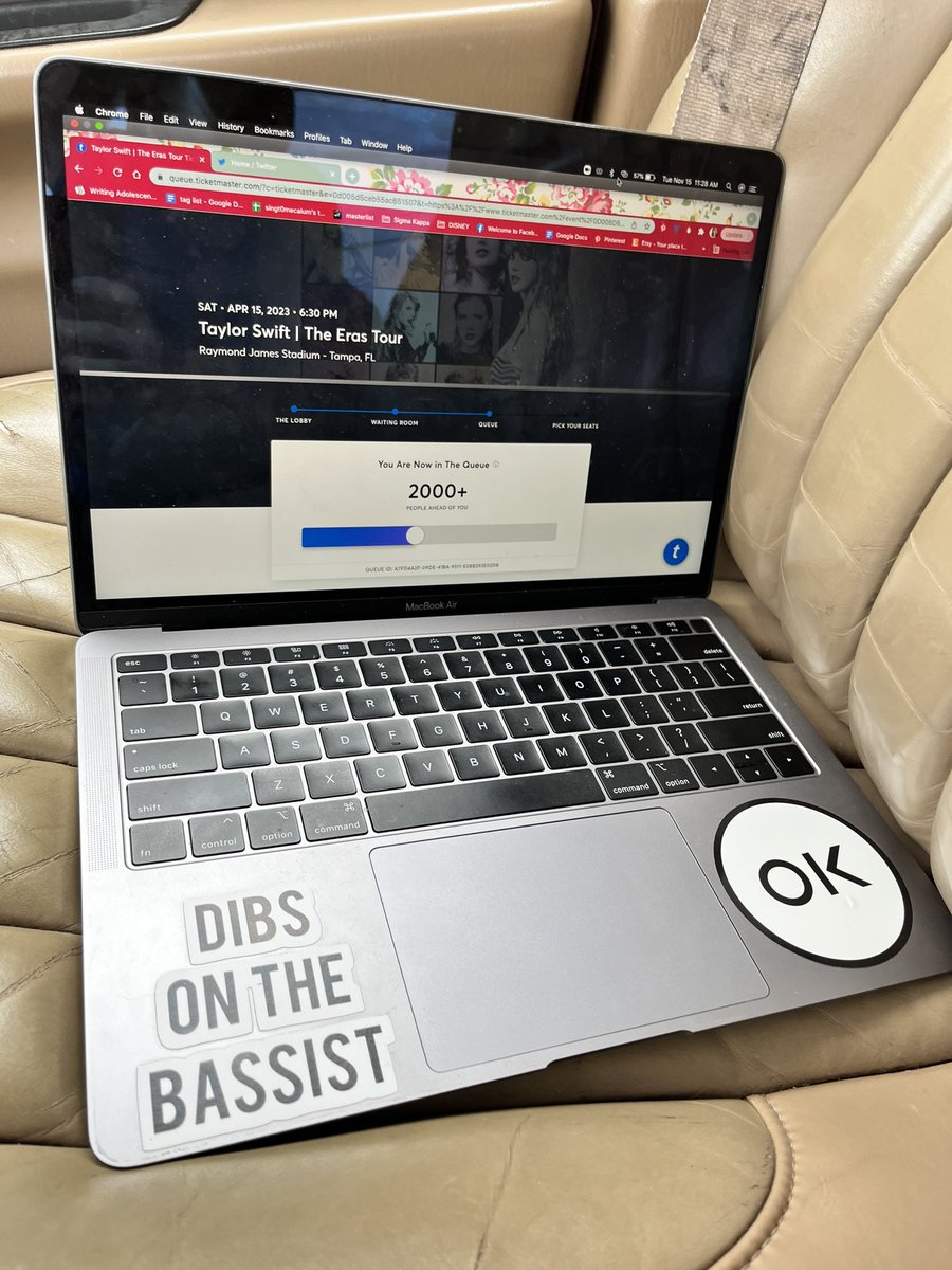 Casually on my way to work and hoping for the best 🤧#TSErasTour jamming exclusively to Taylor as a manifestation technique <a href="/taylornation13/">Taylor Nation</a>