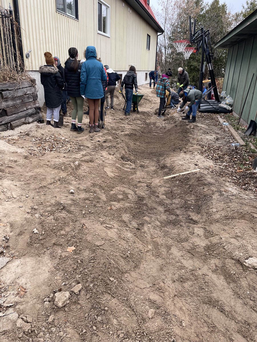GemmitiFolz's tweet photo. Our Grade 7/8’a helping out at Lakefield Youth Unlimited in Lakefield today. Community Service supporting our global competency skills; character, citizenship. #pvncinspires #deeplearnjng https://t.co/lS4sPQCSCC