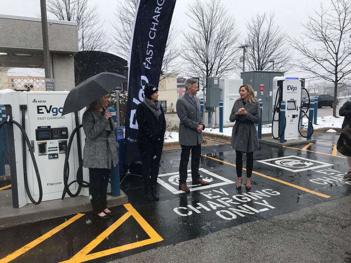 evgonetwork's tweet photo. Thank you to everyone that celebrated with us and #Chase for the ribbon cutting of our new 4-stall fast-charging stall in Oak Brook, IL. #EVgoingup https://t.co/4MaY6oUNHl