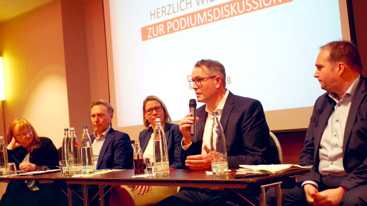 Alex_Schweitzer's tweet image. Münchner Transformationskonferenz: Debatte mit Arbeitsagentur-GF Wilfried Hüntelmann, Bayerns IG BCE Chefin Beate Rohrig und Andrea Lübcke, Leiterin Unternehmensentwicklung MTU. Danke an den hochgeschätzten @SebRoloff für die Einladung. #TransformRLP #München #transformation