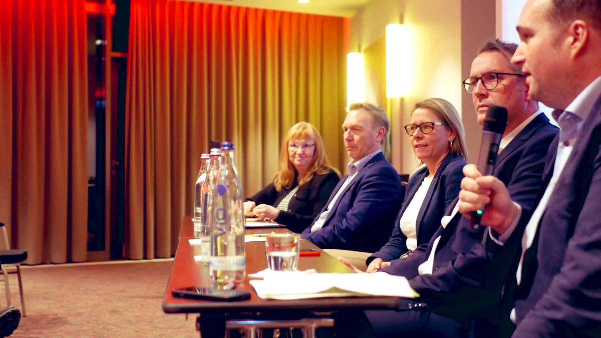 Alex_Schweitzer's tweet image. Münchner Transformationskonferenz: Debatte mit Arbeitsagentur-GF Wilfried Hüntelmann, Bayerns IG BCE Chefin Beate Rohrig und Andrea Lübcke, Leiterin Unternehmensentwicklung MTU. Danke an den hochgeschätzten @SebRoloff für die Einladung. #TransformRLP #München #transformation