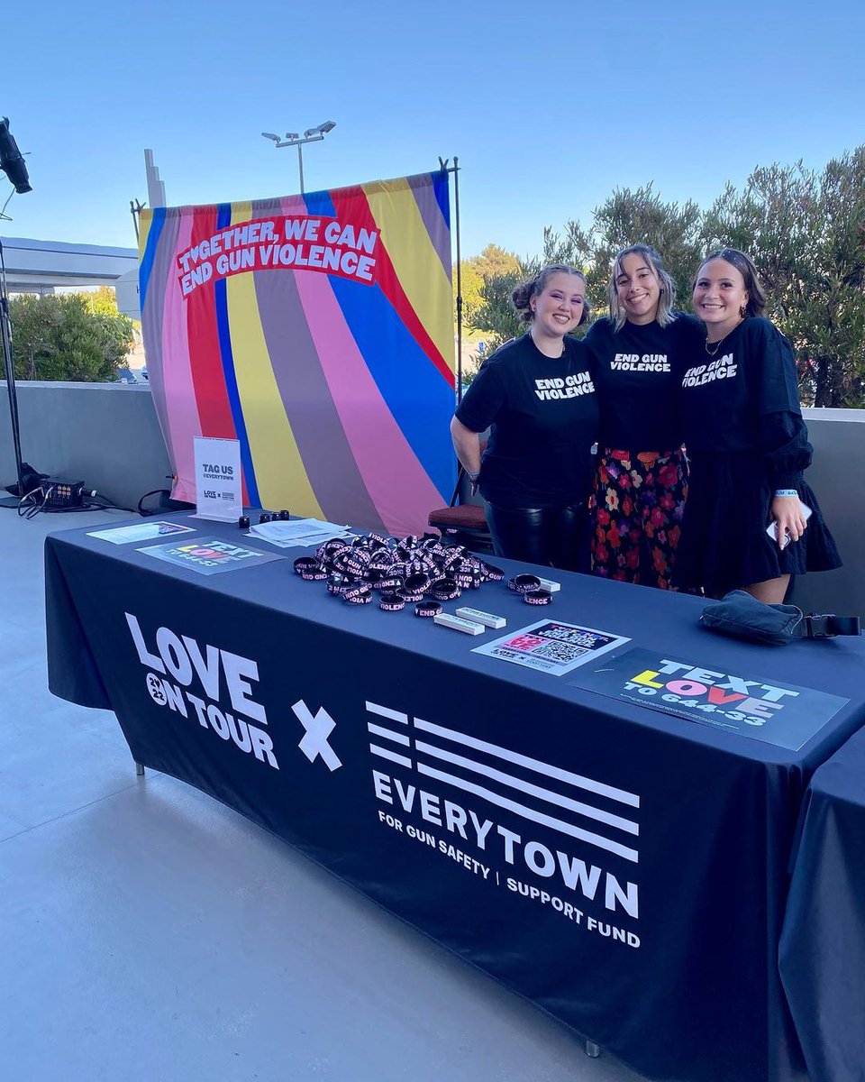 Tonight is the last #LoveOnTour show of 2022 in the US! Thank you @Harry_Styles @HSHQ for bringing us along, raising awareness about gun violence in America, and donating to our work. Together, we can and will #EndGunViolence. We are grateful to have you in this fight with us.