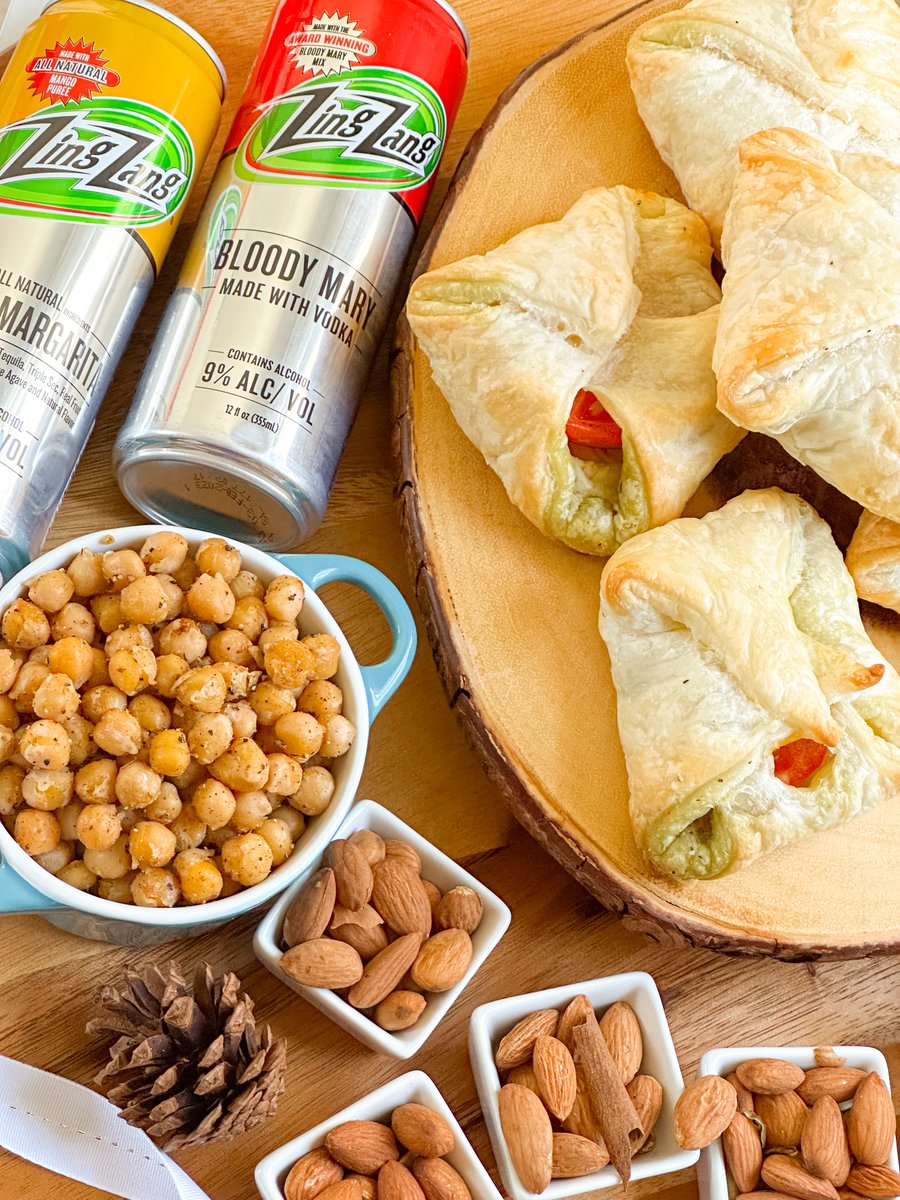 SimplyTasheena's tweet photo. #ad #ontheblog I'm sharing my entertaining must-haves for this holiday season featuring some amazing products from @ZingZangMix @punchbowl @Running_Press #DorotGardens #FlavoredAlmonds #amazingmadeeasy

Blog Post: https://t.co/rtPgTu4W1n

#HolidayPartyPrepBBxx https://t.co/quRa40lIss