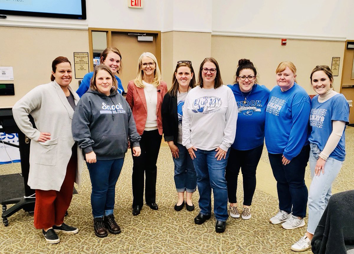 “Our curious & courageous @SnookISD Elem. ELA teachers who daily stretch themselves on behalf of children” spent the day @ Power of Literacy Conference learning from Shifting the Balance author @Kari_Yates. #powerat6 @escregion6 @brooke_weise @GarzaGirl77