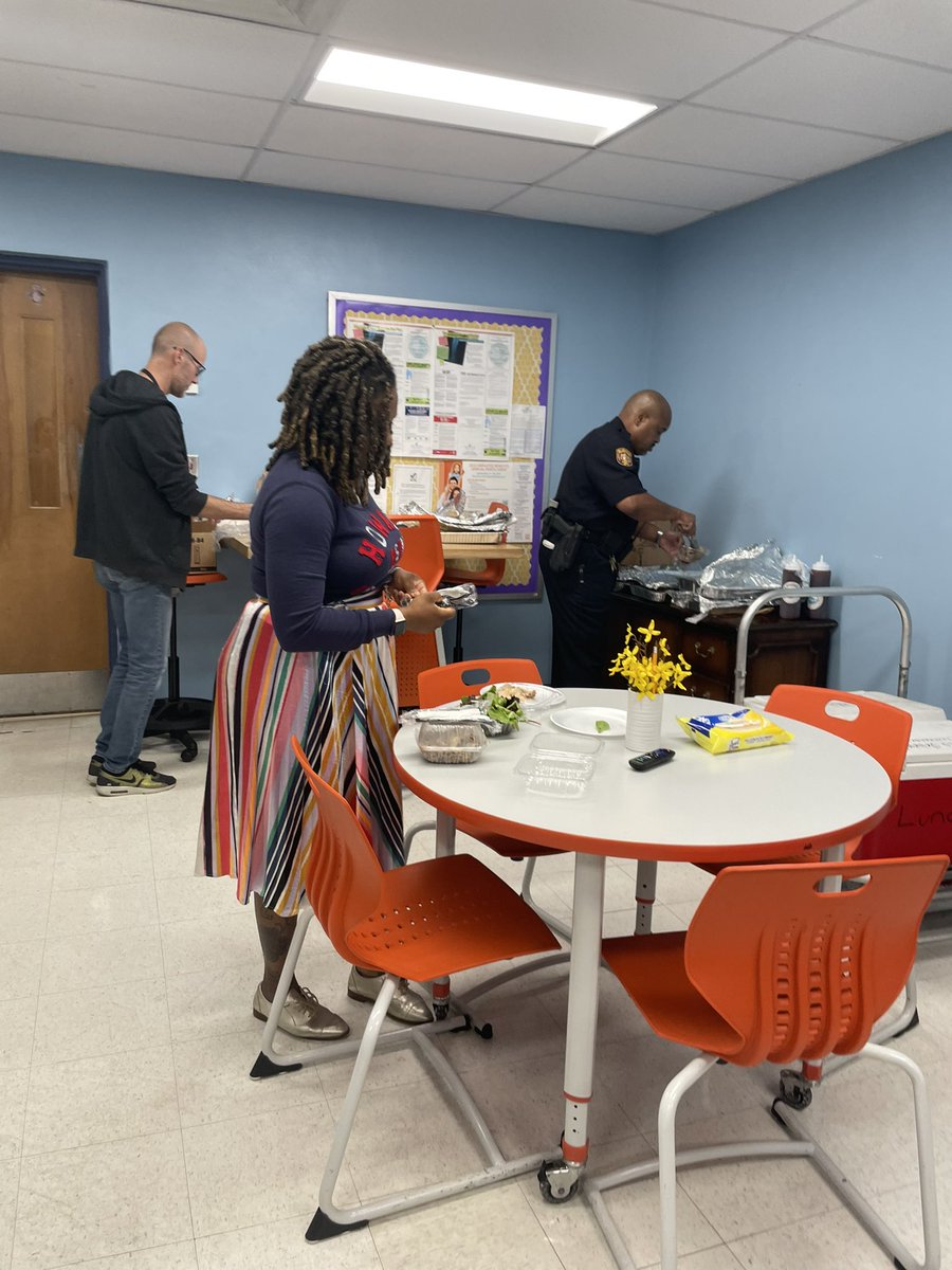 BTW_HCPS's tweet photo. Thank you Get Away for a delicious lunch! We appreciate you celebrating our faculty and staff! 💜🐝💛 #buildingourcommUNITY https://t.co/eXeYJO4a1c