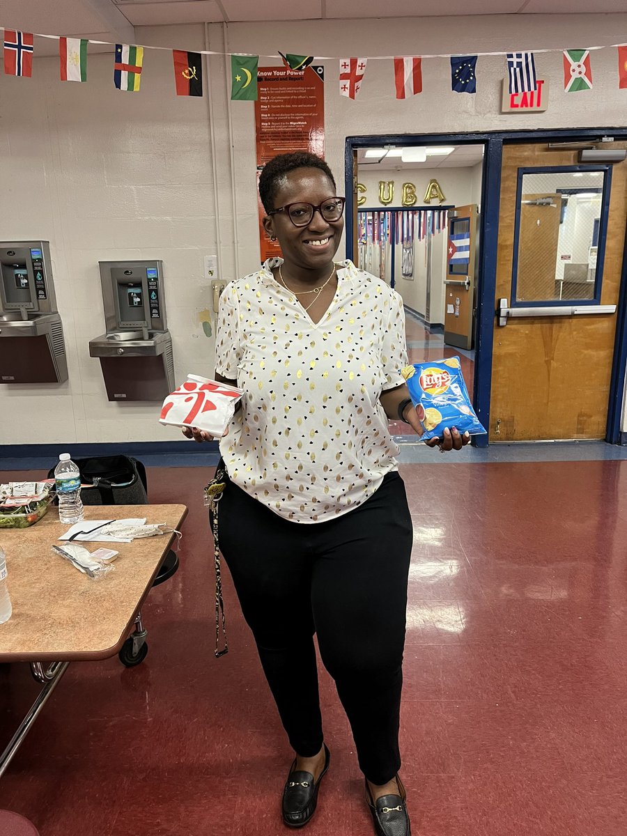 BTW_HCPS's tweet photo. Thank you @idlewildchurch for being our community partner and supporting our faculty and staff! We appreciate your kindness and generosity! 💜🐝💛 #buildingourcommUNITY #WeekofThanks https://t.co/7aEhUKA5mT