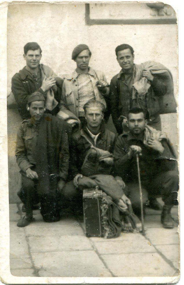 Car_Prats's tweet photo. El meu avi, de peu, al centre, l'abril de 1939, tornant cap a casa, a l'estació de Castelló. Ajudant del comissari polític (Cárdenas de cognom) de la 70 divisió, 32 Brigada Mixta de l'Exèrcit Popular de la República. El meu avi visqué fins el 2004. Cárdenas se suïcidà el 1939. https://t.co/GNP1Tg5V2K