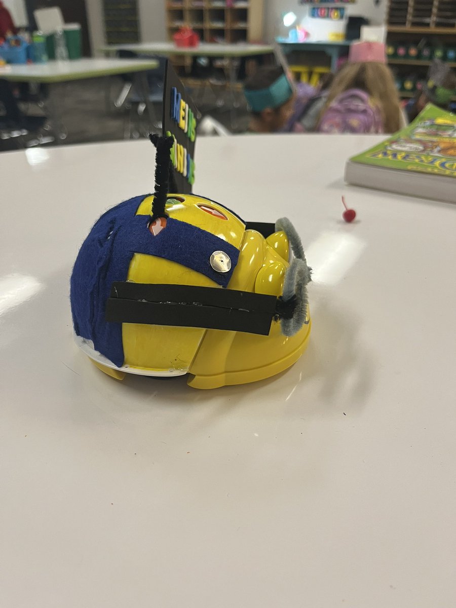 Our bot is ready for the Thanksgiving parade! #egeglows #meinsminions <a href="/HumbleISD_EGE/">Elm Grove Elementary</a>
