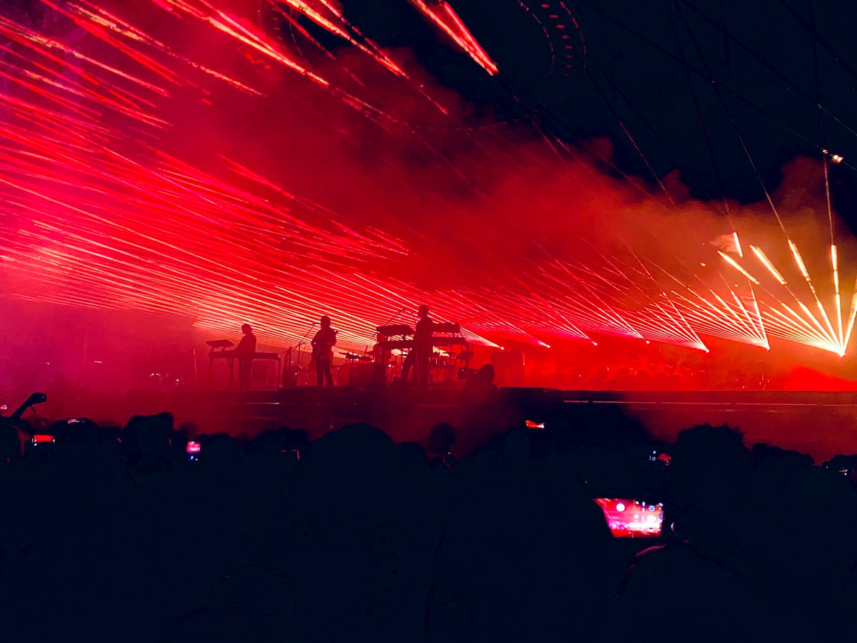 AmADullBoy's tweet photo. Nos dejaron sin tres headliners, pero se logró el acto esperado de la noche, Tame Impala. Fue un concierto mágico y se logró tomar fotos muy buenas y disfrutarlo como nunca, uno de los mejores conciertos de toda mi vida. #CC2022XSopitas https://t.co/oDZohEmbu8