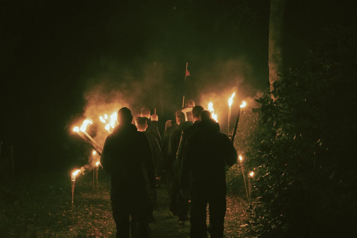 NDS_JN's tweet photo. #Heldengedenken zum #Volkstrauertag in #Niedersachsen🏴

"Vergiß, mein Volk, die teuren Toten nicht und schmücke auch unsere Urne mit dem Eichenkranz."🕯

Anbei Einsendungen der Gedenkfeier in der #LüneburgerHeide🔥 https://t.co/eSvVMaEizT