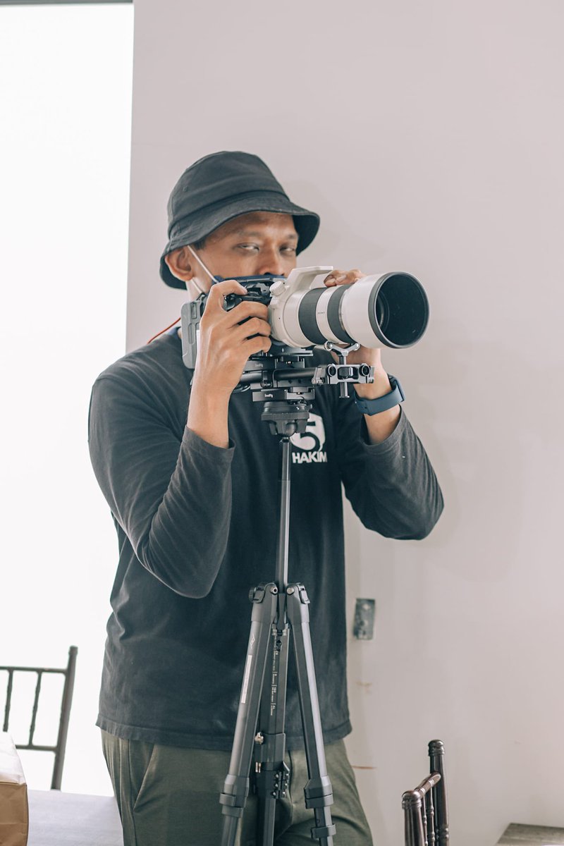 studiohakimSG's tweet photo. No one: Why do you carry soo much equipment? Shouldn’t your setup be more lighter?
Me: #ibegtodiffer https://t.co/vxAGcuwMSE