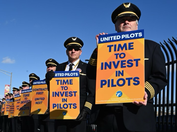 UnitedPilots's tweet photo. Pilot unity @United Airlines Flight Training Center. 

It’s time for United to invest in pilots! 

#WeAreAlpa #UnitedPilots #1U #ContractFirstUnitedNext https://t.co/PlELHWstI5