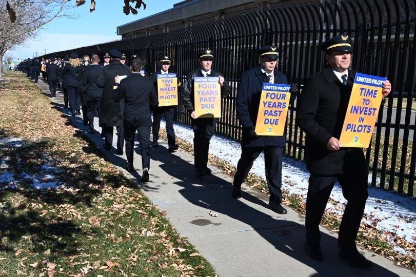 UnitedPilots's tweet photo. Pilot unity @United Airlines Flight Training Center. 

It’s time for United to invest in pilots! 

#WeAreAlpa #UnitedPilots #1U #ContractFirstUnitedNext https://t.co/PlELHWstI5