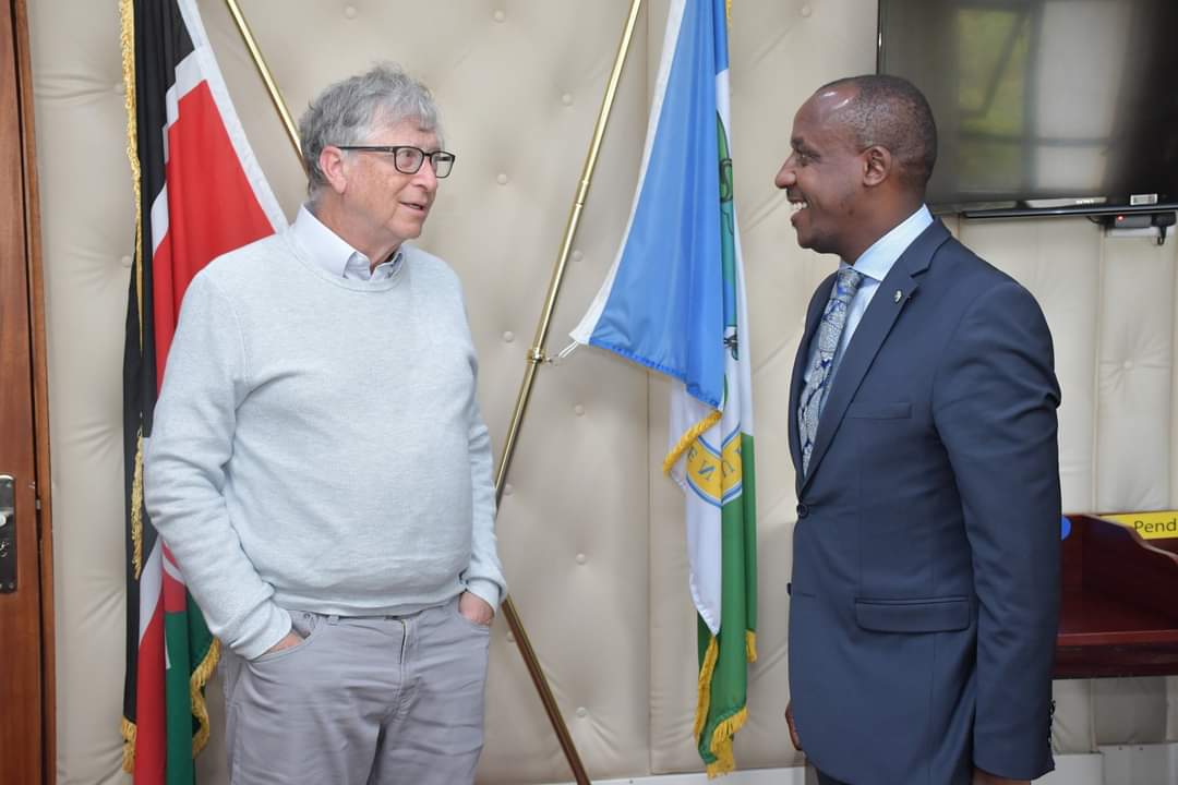 Accompanied by Makueni Governor Mutula Kilonzo Junior, Bill Gates visited the Kathonzweni Level 3 hospital where he met with medical staff and Community Health Volunteers and later toured the mother and Child Care unit at the Makueni County Referral Hospital. 