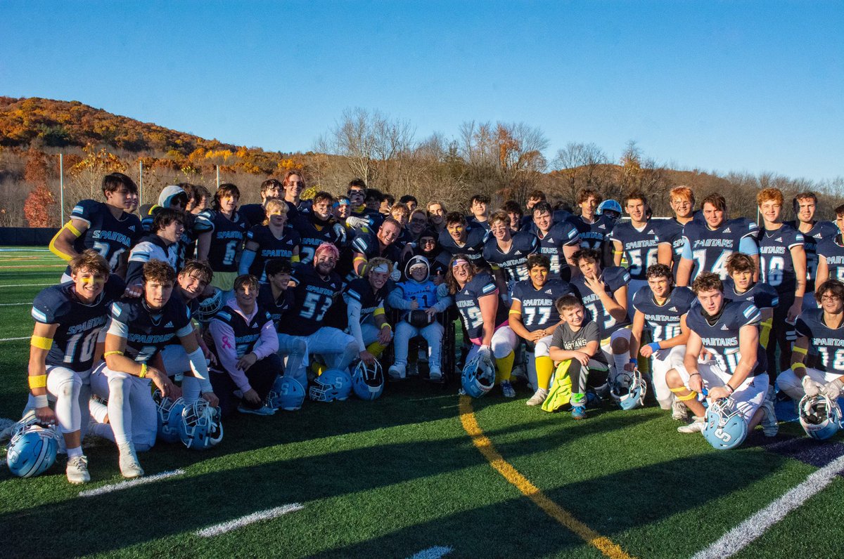 AustenFrat's tweet photo. The last 4 years flew by. Had the privilege of playing w/so many great teammates &amp; coaches, while playing 4 my classmates, school &amp; hometown. We sacrificed so much 4 those Friday Night Lights! Was worth every moment. Thank U! #WeAreSPARTA #HomeGrown @coachmarsh_78 #DanielStrong https://t.co/cOD3Xez2qg