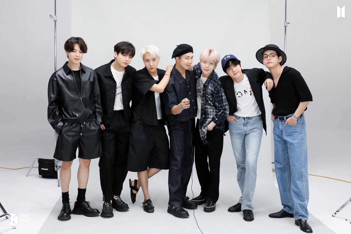 vminiecats's tweet photo. — Esto es histórico, #BTS este año obtiene 3 nominaciones y 5 en general en los GRAMMY convirtiéndose en el PRIMER Y ÚNICO  acto coreano en lograrlo. Además #RM, #JHOPE , y #SUGA están nominados por primera vez como compositores. 

Las nominaciones son la siguientes: https://t.co/eGqyoIaMyx