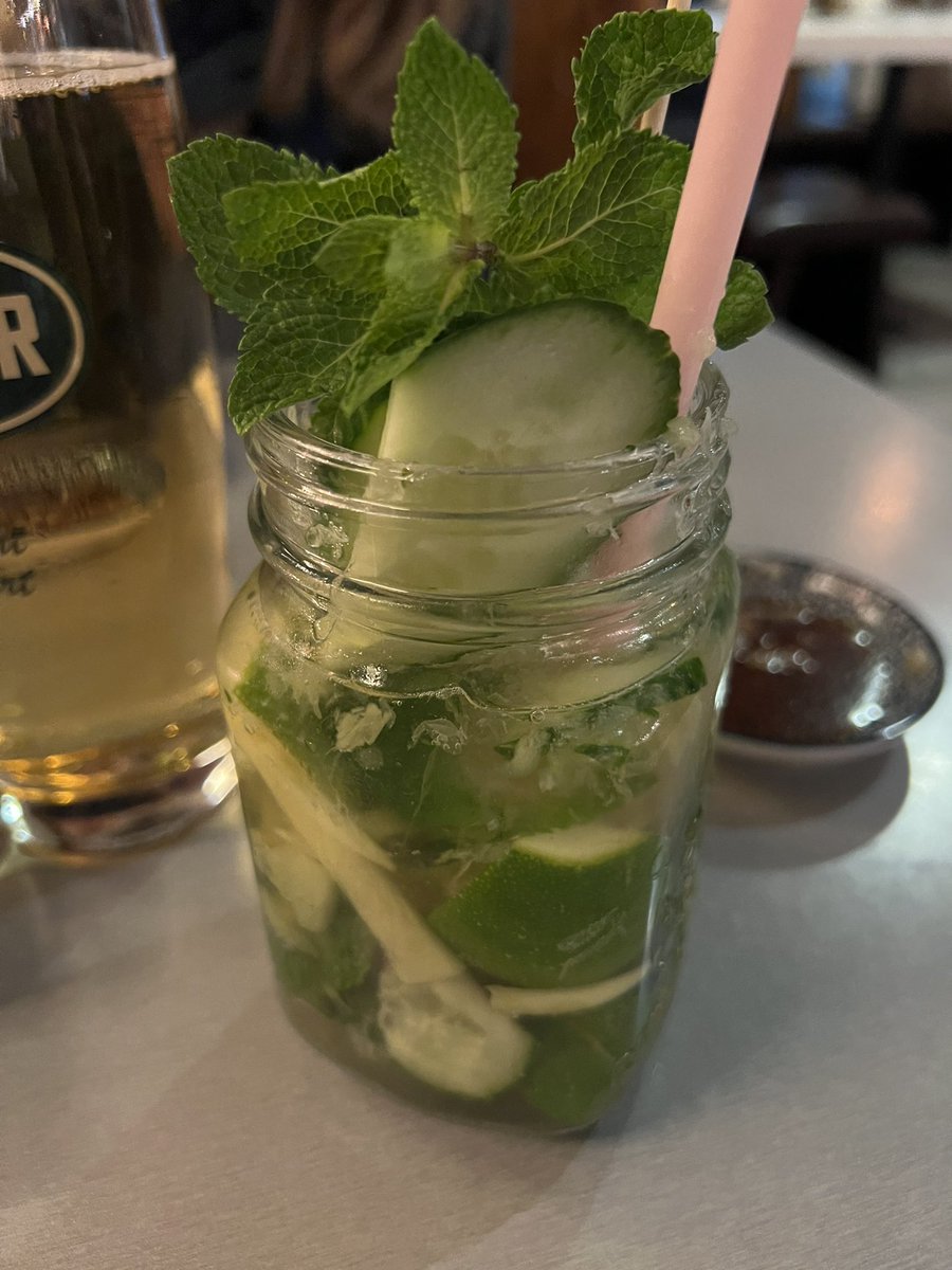 „Und zum Trinken?“ – „Einmal den kleinen gemischten Salat, bitte.“