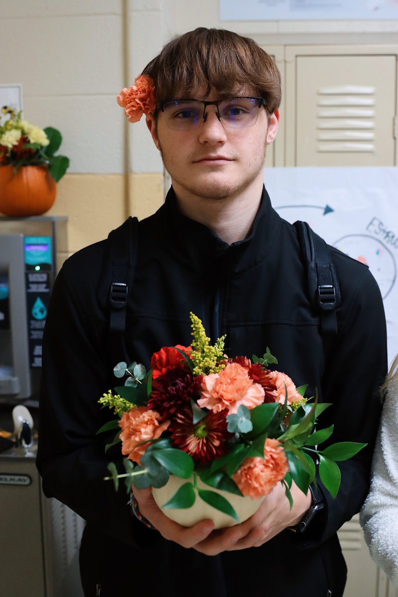 WoodfordCoPS's tweet photo. Mrs. Probst's Floral Design class made gorgeous, autumnal arrangements! These pretty blooms are nestled nicely in pumpkins and will look beautiful on Thanksgiving tables! We love that our students can get creative while learning about flowers and plants. 

#KidsWin #WCPSInfluence https://t.co/bC2rNYhxw8