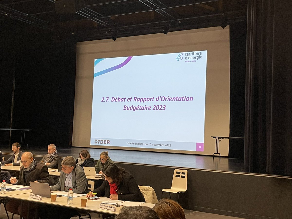 SYDERhone's tweet photo. Le  comité syndical a pris acte du débat 🗣 et rapport 📊 d’orientation budgétaire 💶 2️⃣0️⃣2️⃣3️⃣.
👉 Un budget équilibré ⚖️, maitrisé et tourné vers la #transitionenergetique avec par exemple: 28M d’€ investis pour l’éclairage 💡public raisonné. 
#budgetequilibré #syder https://t.co/ALqmpDS7jb