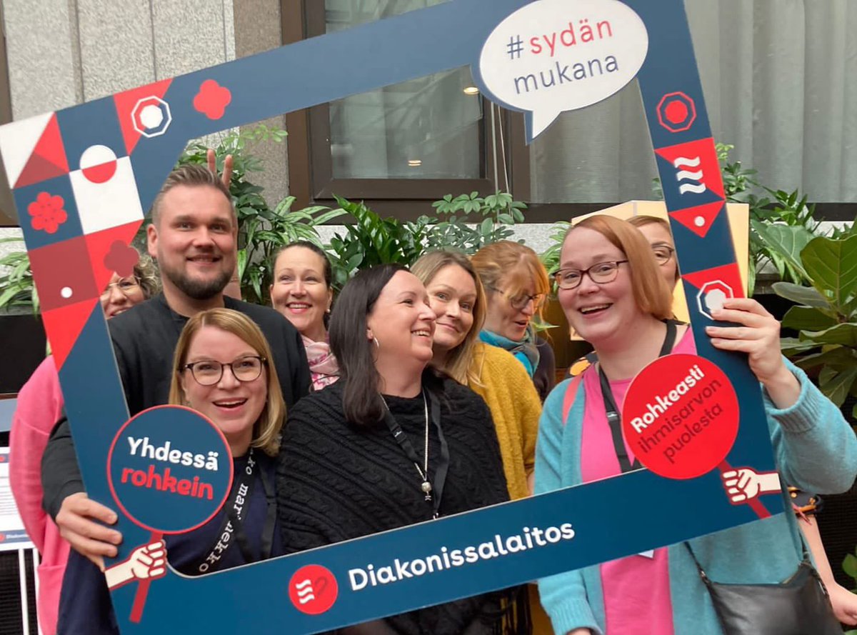 leenamannonen's tweet photo. HDL esihenkilöpäivässä Vamoksen esihenkilöt ei yllättäen mahtuneet mihinkään raameihin! #sydänmukana @vamosnuoret @HDLsaatio https://t.co/Lj4JSZFkGn