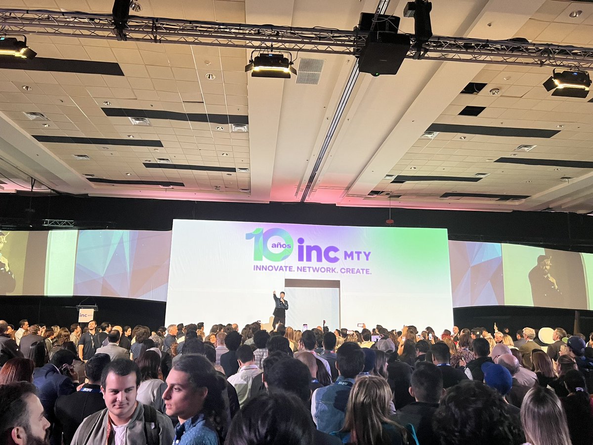 gerazord's tweet photo. #INCmty presentación con #JayShetty #INCMty2022 #samatea #calm https://t.co/6Vui5zBiuy