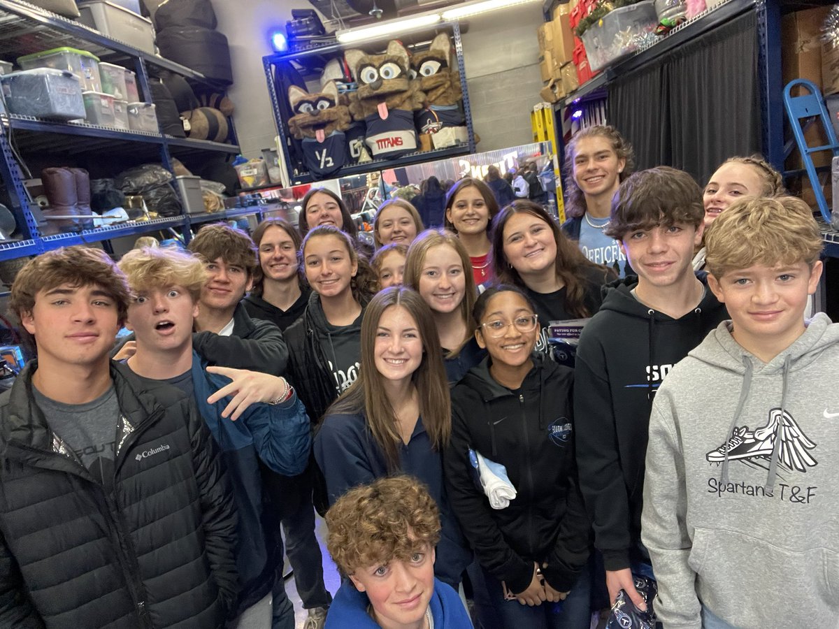FrasierKim's tweet photo. FBLA field trip to the Titans Learning Lab! #titansll #UnitedWayForCCR @SWHSReady https://t.co/w30AaSaYJX