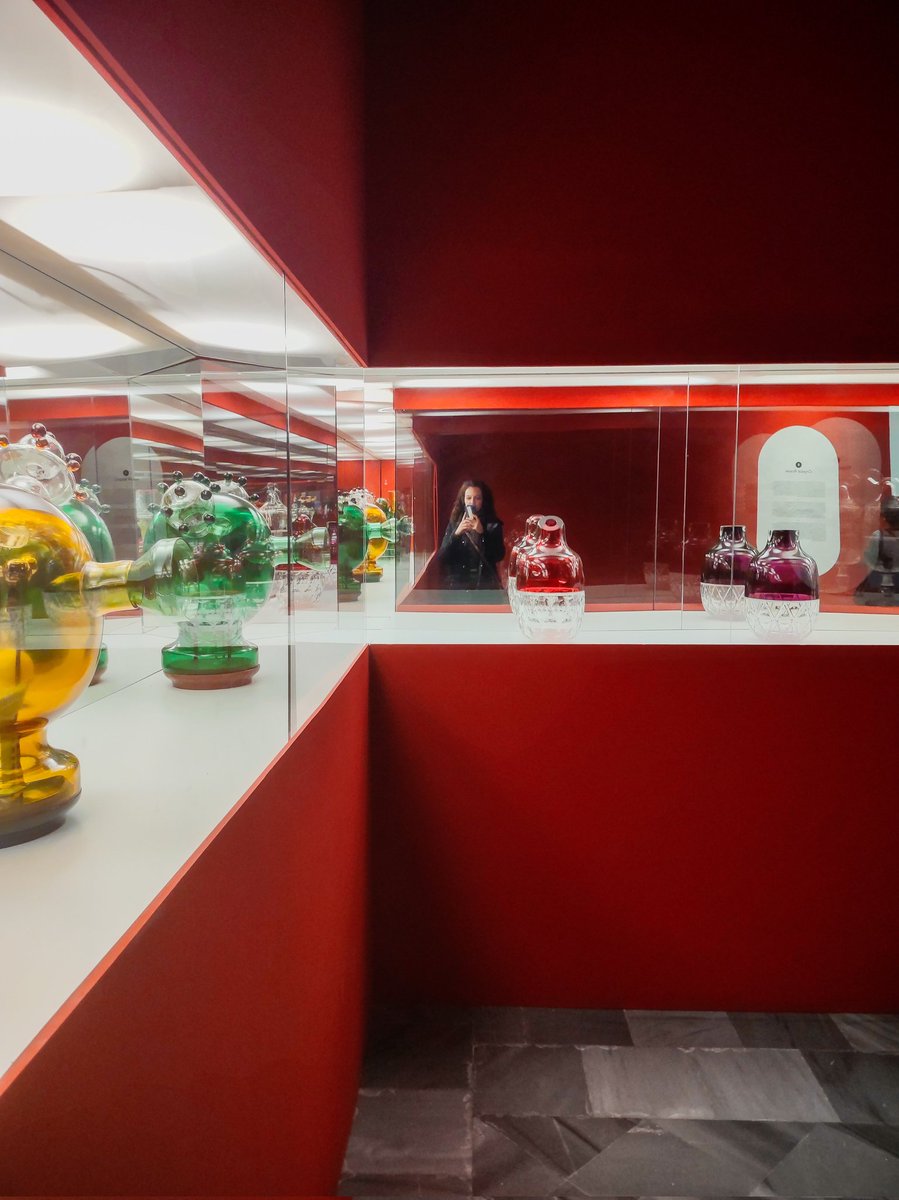 A #Valencia, il Centro del Carmen Cultura Contemporanea è sempre una garanzia. Splendidi i giochi di luce nei chiostri. Un ottimo assaggio del perché Valencia è Capitale del Design 2022.
Fino al 16/4, il centro ospita la mostra "Infinitamente", con le installazioni di Jaime Hayon