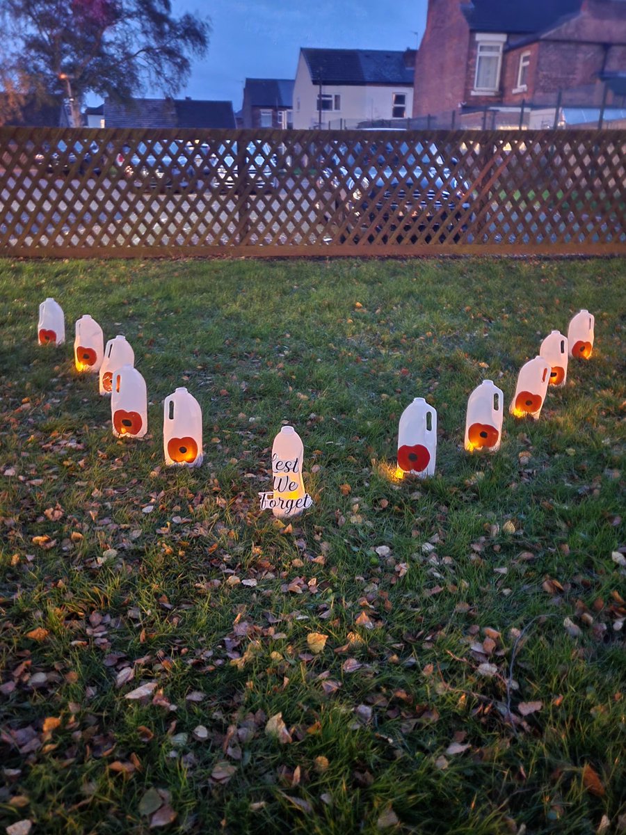 BrooklandsPrim's tweet photo. Just in case you might have missed it, here’s our completed remembrance display as crafted by our children and expertly displayed by Mrs Street, Ms Dunham &amp; Mrs Hibbert with some extra tall reaching skills from Mr Bingham. @FlyingHighTrust @FhtHistory @PoppyLegion https://t.co/gN4HPVzjLI