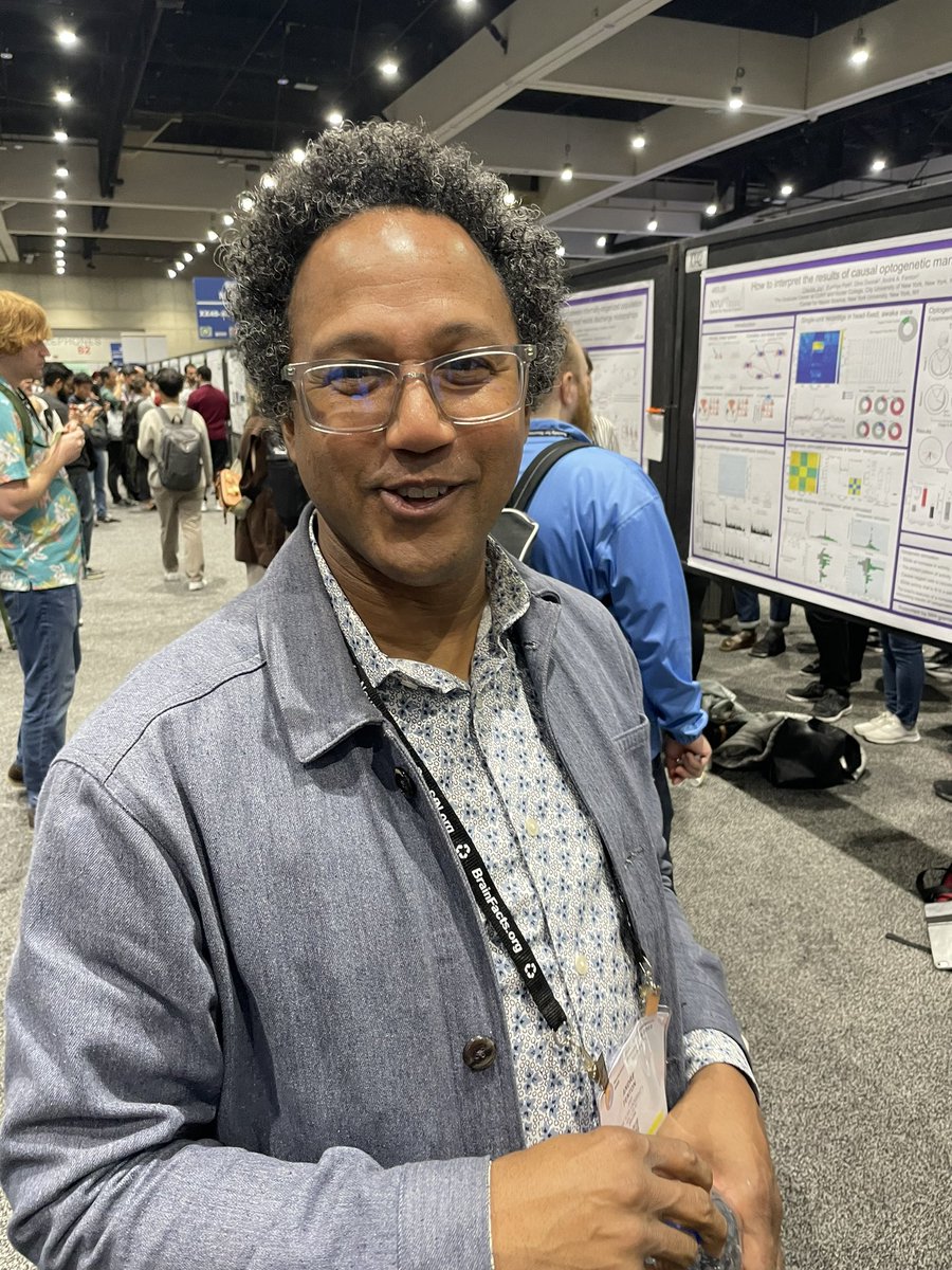 Good morning from #SfN22. Optogenetics is powerful but we don’t always know the real effects on neurons. Claudia Joy in <a href="/aa_fenton/">Andre Fenton</a> lab recorded during stimulation, showing that neurons are variably activated - and develop anticorrelated activity - supporting task representations.