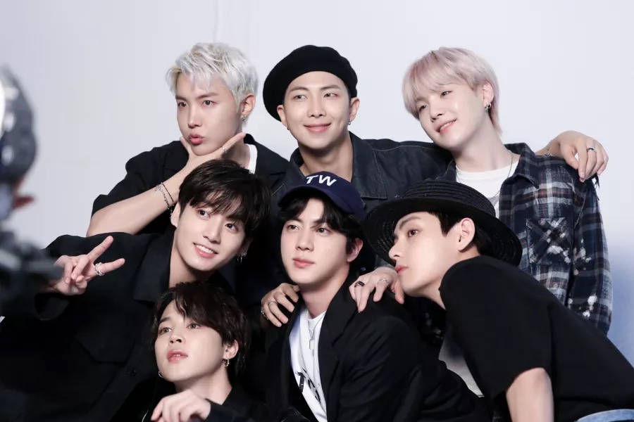 asiaholc's tweet photo. فرقة BTS ترشّحت للفوز بجائزتين في حفل جوائز #GRAMMYs لعام 2023
https://t.co/Rw0mokcckV https://t.co/wKAHI88qX9