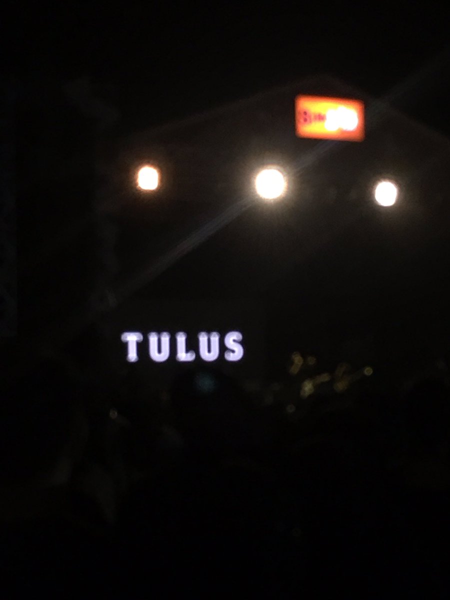 graceeRL's tweet photo. Tadi nonton Tulus, paling belakang, kamera hp nggak mendukung, fotonya jadi ala2 estetik padahal hpnya rusak😮‍💨😮‍💨😮‍💨 trend foto blur bolehlah ya https://t.co/Acjt98BZMt